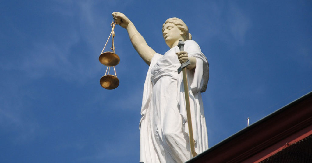 Amianto: la legge 257 del 1992, la prima che ne bandisce l'uso. Nell'immagine la statua della Giustizia