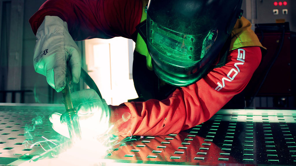 Un saldatore al lavoro nei cantieri navali