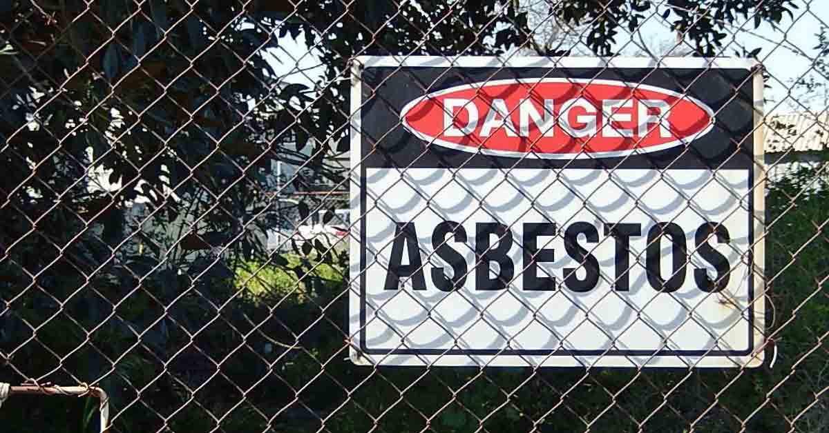 Un cartello che segnala una zona a pericolo amianto. Una nuova vittima fra gli ex lavoratori della Sacelit di Messina