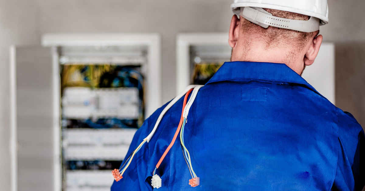 Un elettricista di schiena. Condannato il Ministero della Difesa per la morte di mesotelioma pleurico di un elettricista a bordo delle navi della Marina Militare