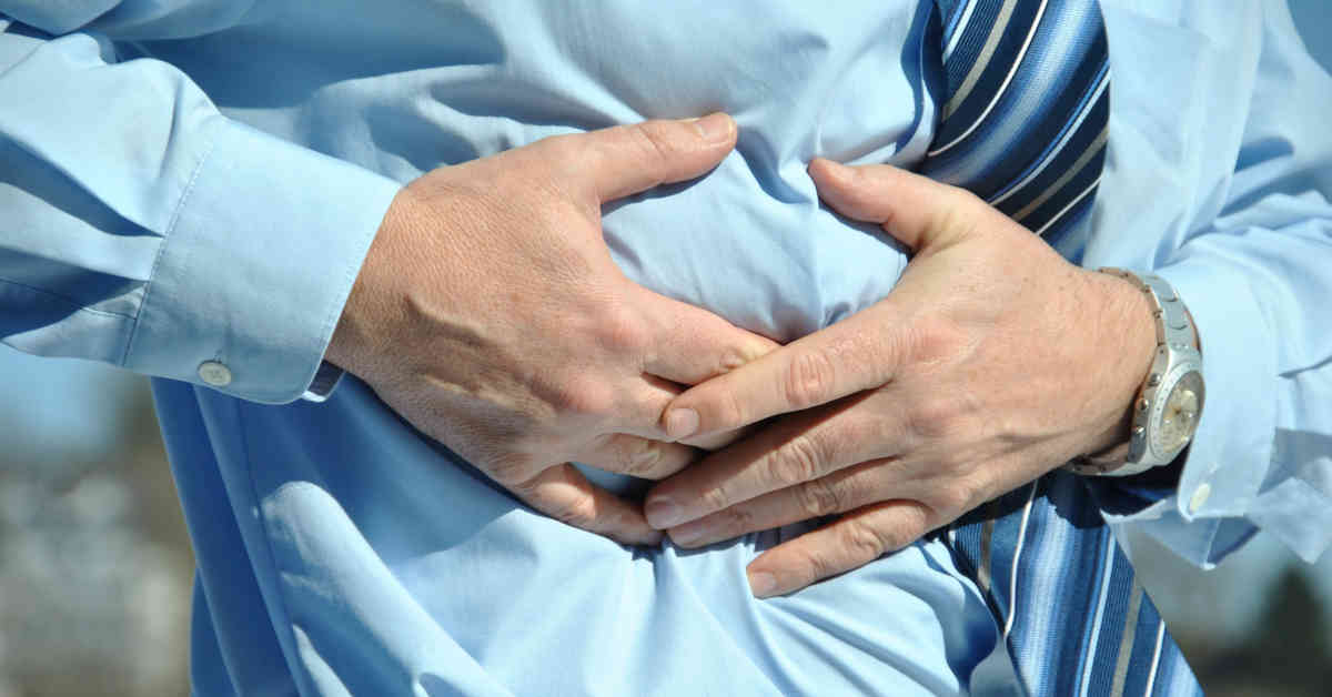 Uomo con dolore all'addome. L'angiosarcoma epatico è un tumore del fegato che può essere originato da esposizione a cloruro di vinile