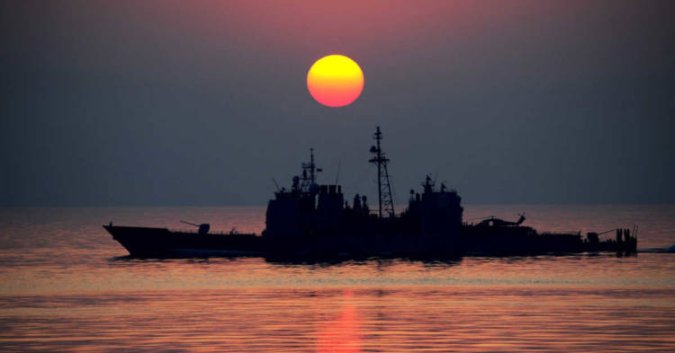 Una nave militare al tramonto. Sono stati assolti gli ammiragli della Marina imputati per le morti da amianto nel processo Marina Due