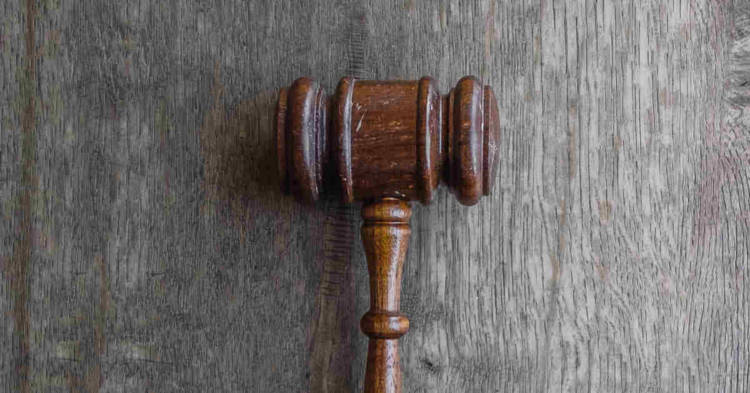 Un martelletto di Tribunale su un tavolo. È arrivata la sentenza di primo grado nel processo eternit di Cavagnolo. L'imprenditore svizzero patron dell'azienda condannato a quattro anni