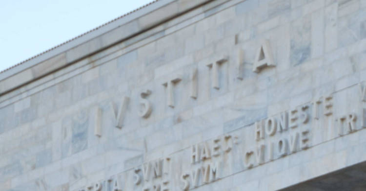 Particolare della facciata del Palazzo di Giustizia di Milano. Esposizione e morti da Amianto. Assolti gli ex vertici di Fiat, Alfa Romeo e Lancia