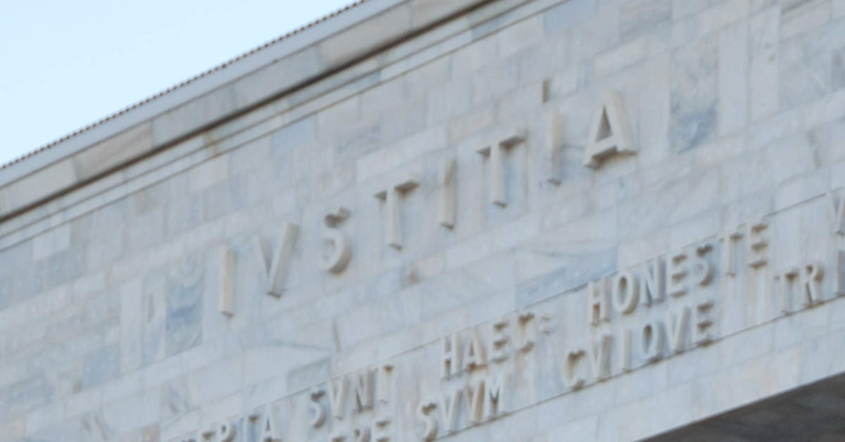 Particolare della facciata del Palazzo di Giustizia di Milano. Esposizione e morti da Amianto. Assolti gli ex vertici di Fiat, Alfa Romeo e Lancia