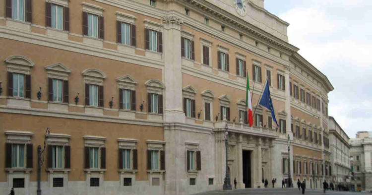 Entrata del Parlamento a Palazzo Montecitorio. Con Legge 58/2019 il Parlamento abroga le norme su danno differenziale e rivalsa INAIL introdotte con Legge 145/2018