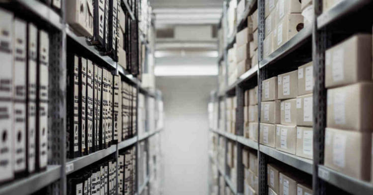 Corridoio in un archivio. Amianto in Fiat, Alfa, Lancia. Depositate le motivazioni della sentenza di assoluzione