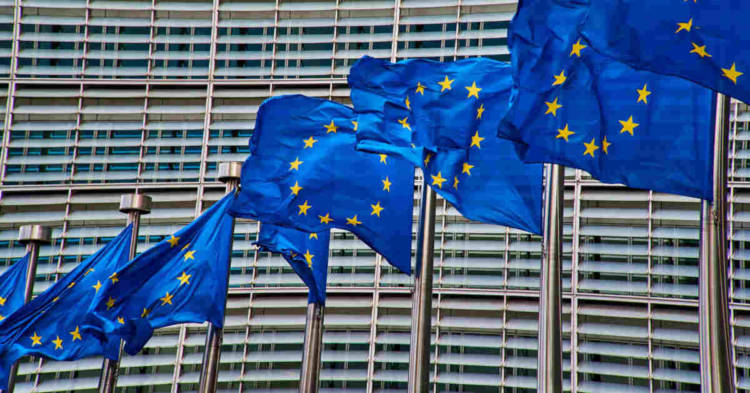 Bandiere della Comunità Europea. Direttiva UE 2019/130: esposizione agenti cancerogeni sul lavoro