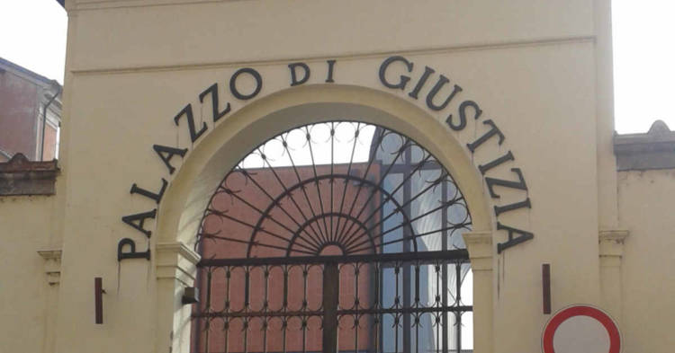 Entrata del Tribunale di Ferrara. A processo l'ex patron della Baltur di Cento per morte di un dipendente per mesotelioma