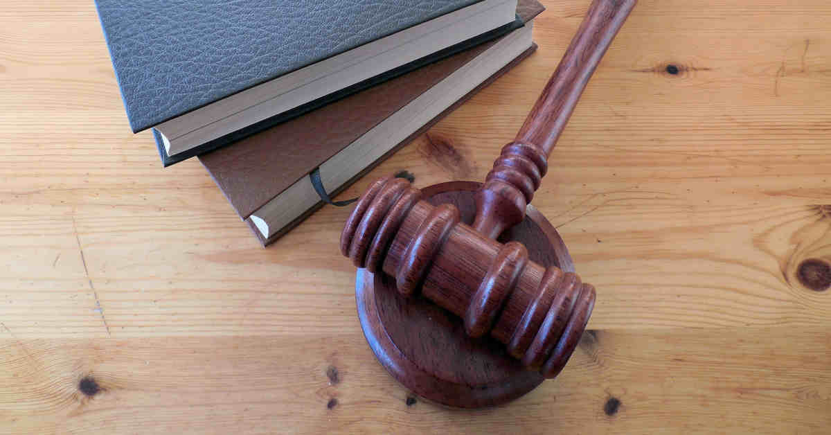 Martelletto di Tribunale e libri di legge. Al via il processo Marina Bis