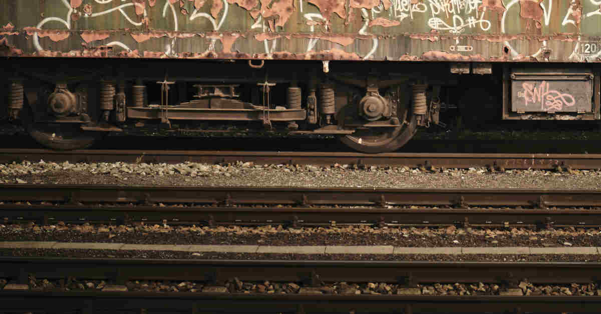 Carrozza ferroviaria su rotaie. Firema bis: a marzo la prima udienza per le morti da amianto