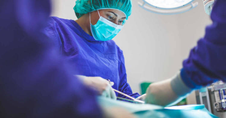 Una equipe di chirurghi al lavoro. Linee guida mesotelioma pleurico 2019-2020
