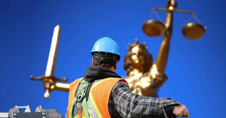Un operaio di schiena di fronte alla statua della giustizia. Respinto il ricorso dei dipendenti Nuovo Pignone per esposizione ad amianto