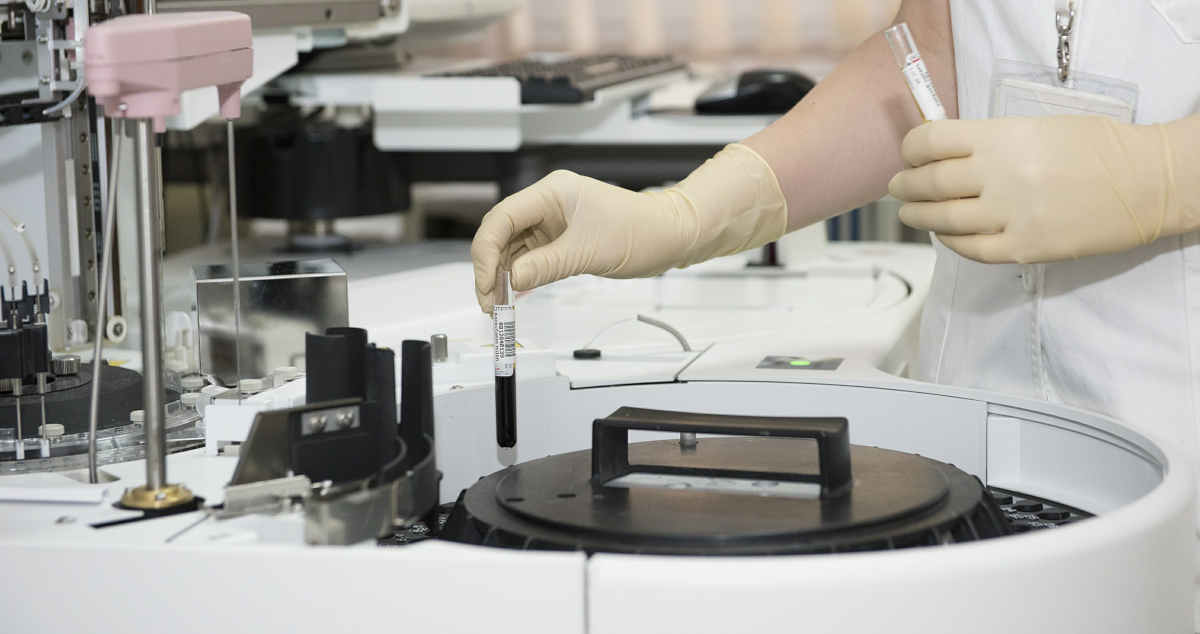 Un ricercatore medico in laboratorio