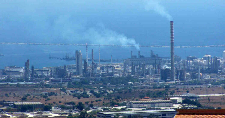 Vista del polo petrolchimico industriale di Siracusa