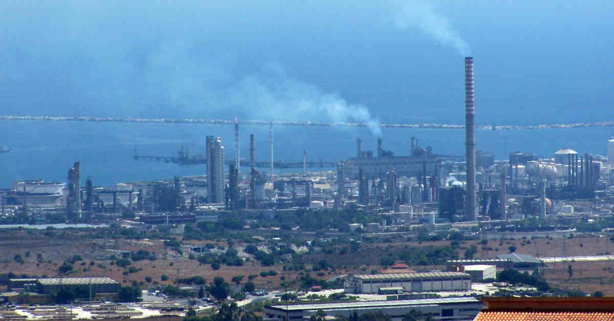 Vista del polo petrolchimico industriale di Siracusa