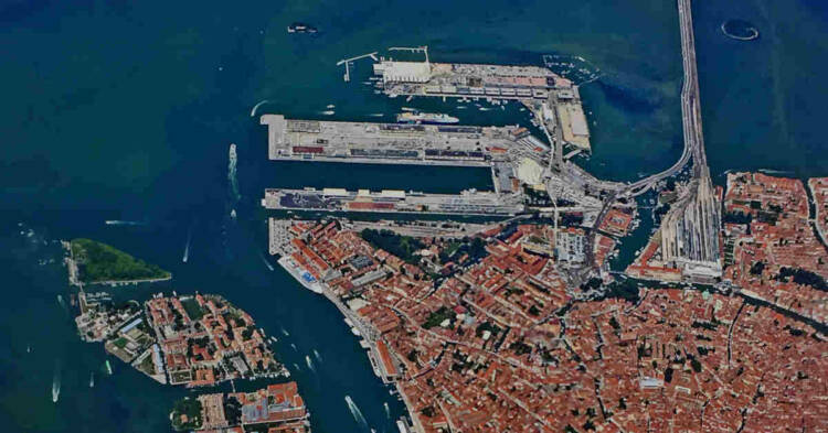 Veduta aerea del porto di Venezia
