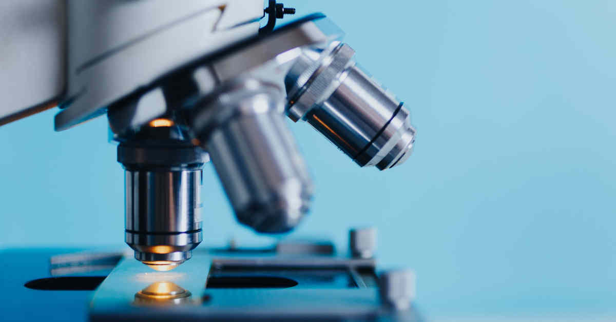 Microscopio per analisi biomediche