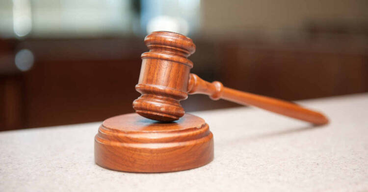 Martelletto del giudice in un'aula di tribunale