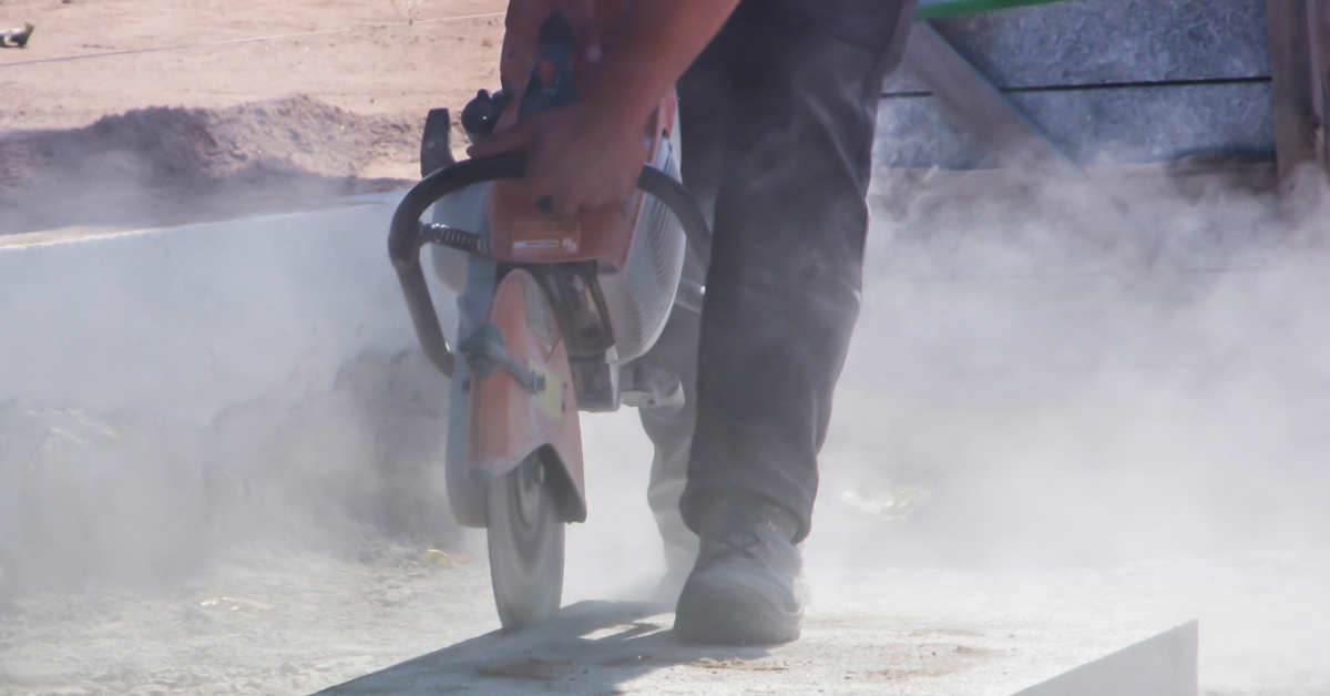 Un lavoratore mentre taglia una pietra