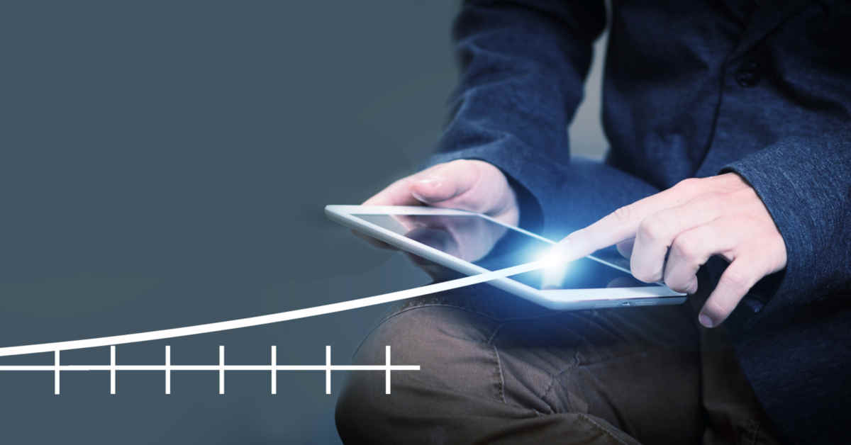 uomo con tablet ed infografica statistiche