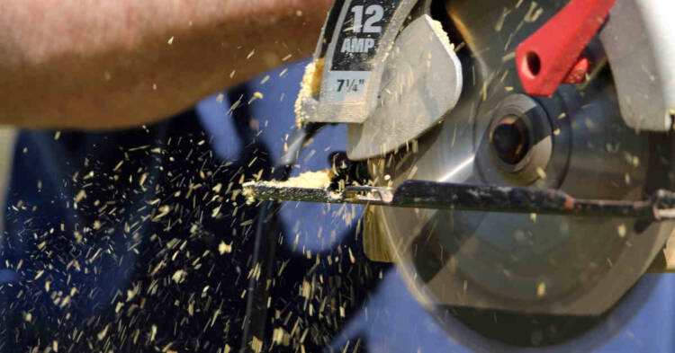Sega in azione sul legno
