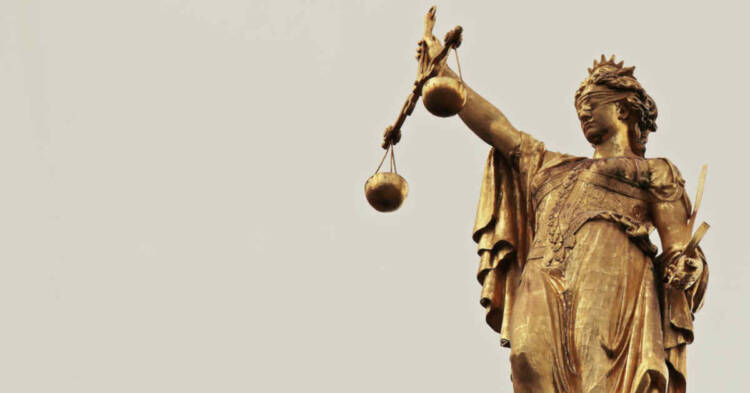 Statua in oro della giustizia