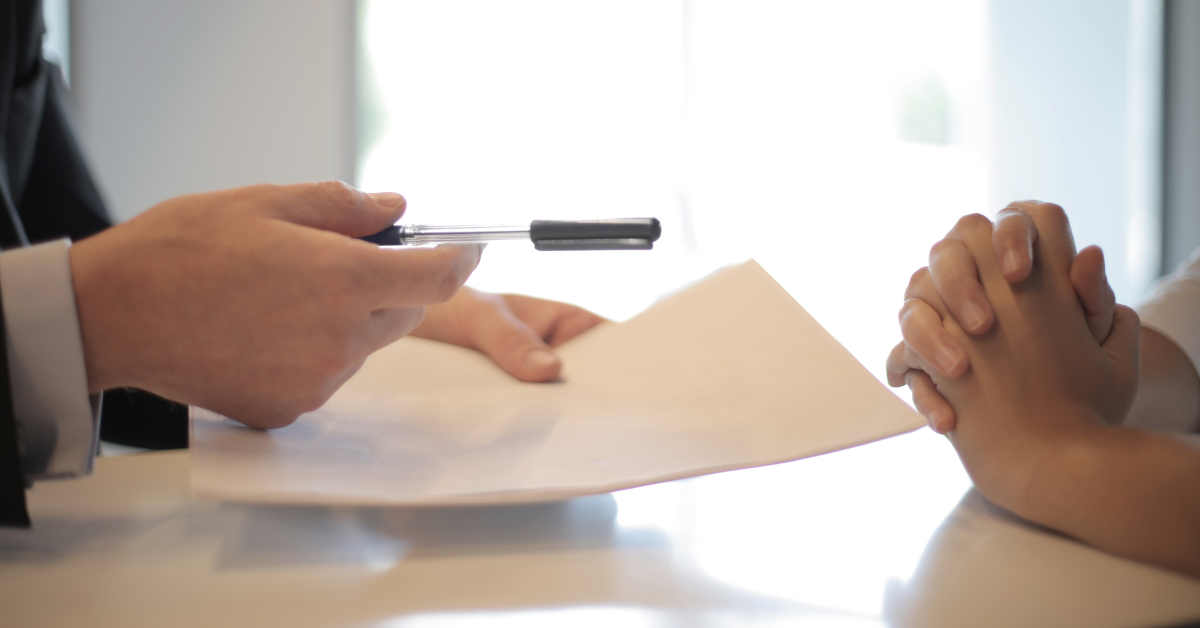 Primo piano delle mani di due persone. Pratica INPS