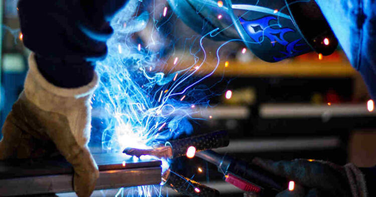 Saldatore al lavoro