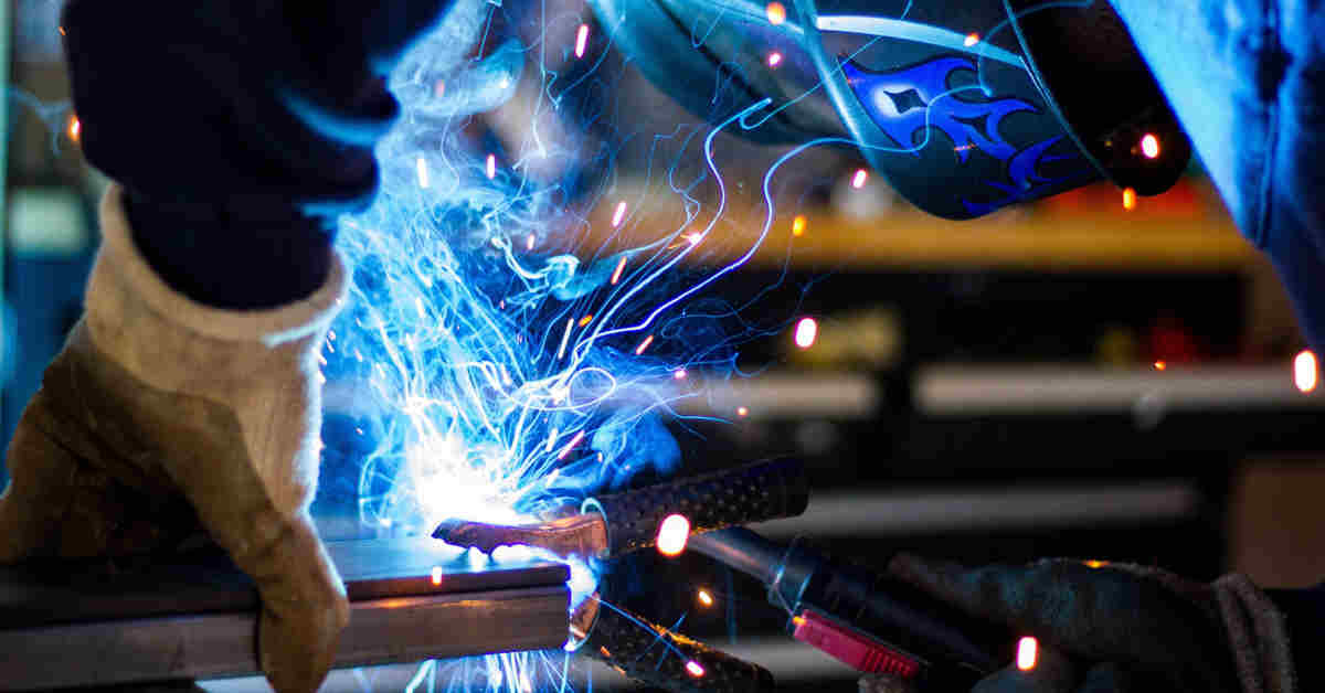 Saldatore al lavoro