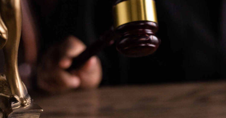 Giudice con martelletto in una aula di tribunale