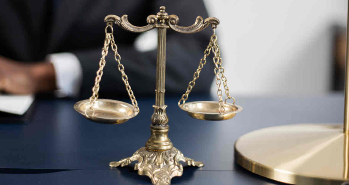 Bilancia in primo piano su una scrivania a rappresentare la giustizia