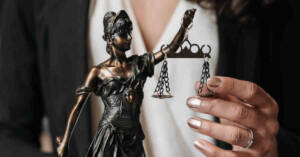 donna con statua della giustizia
