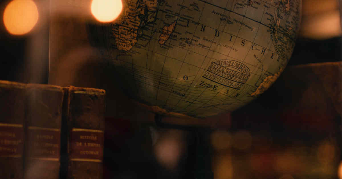 Mappamondo e libri di legge
