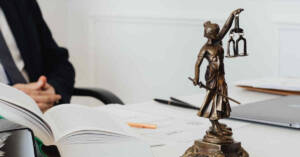 Statuetta della giustizia su una scrivania