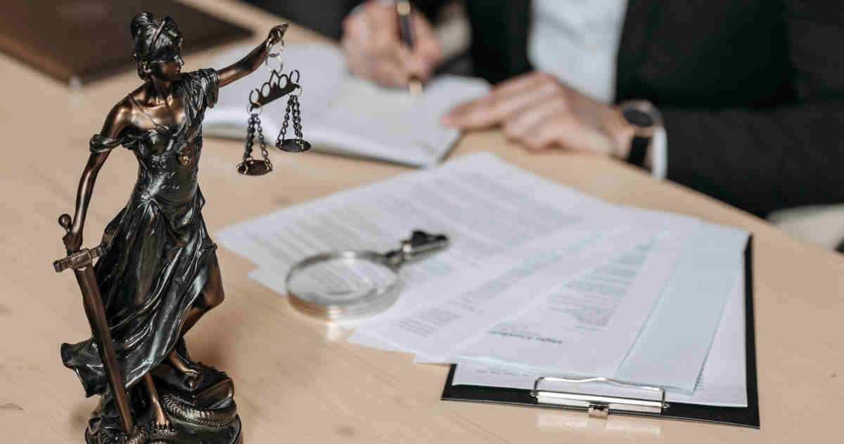 statuetta della giustizia dea bendata su scrivania