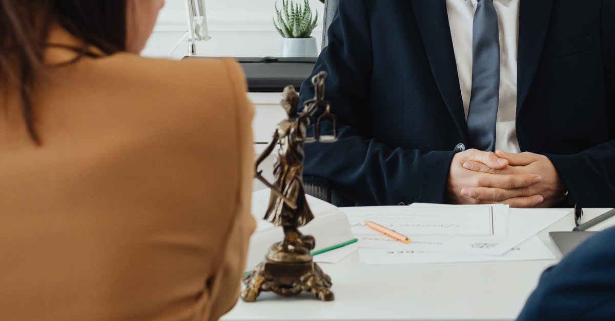 Scrivania con statuetta della giustizia bendata