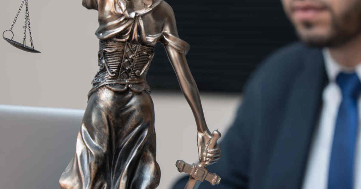 Statuetta della giustizia dea bendata in bronzo di schiena