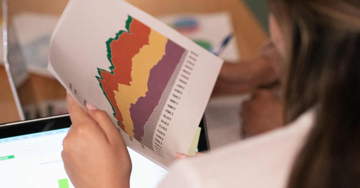 Donna di spalle con documento con grafico