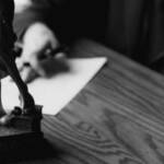 Giudice alla scrivania. Particolare