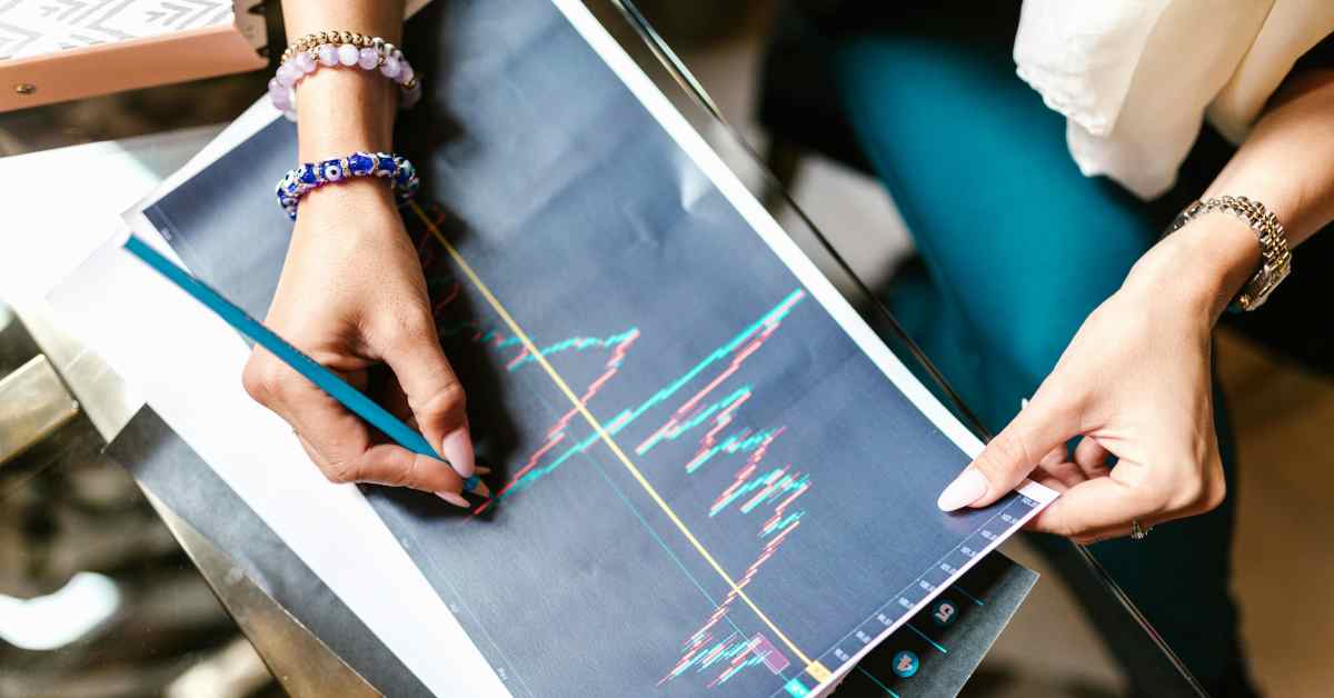 Analista di dati con grafici su carta