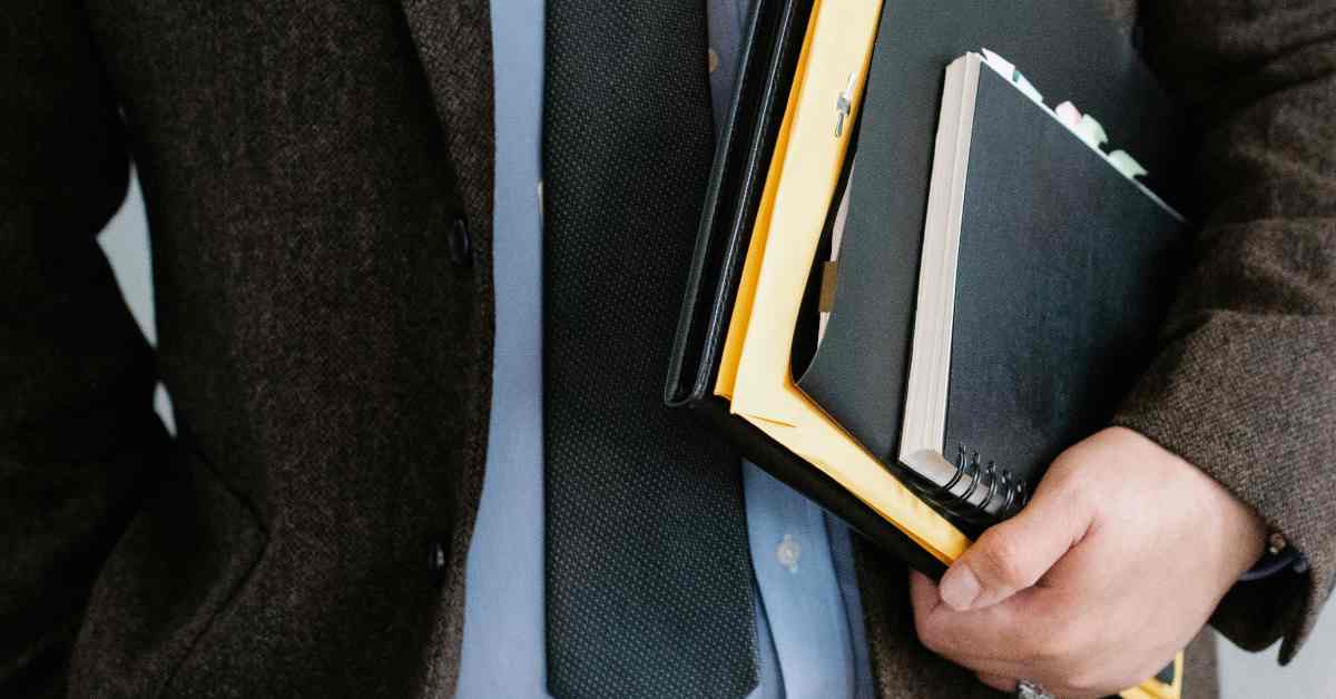Particolare di uomo con documenti legali