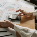 Analista dati con grafici e calcolatrice