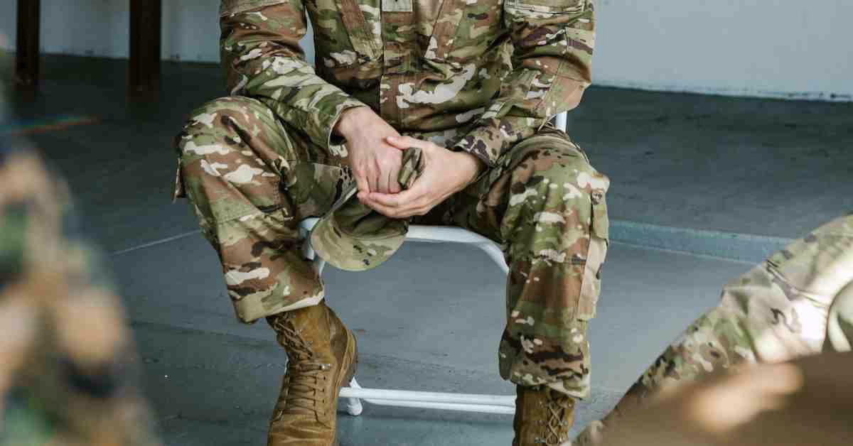 Militare seduto in divisa